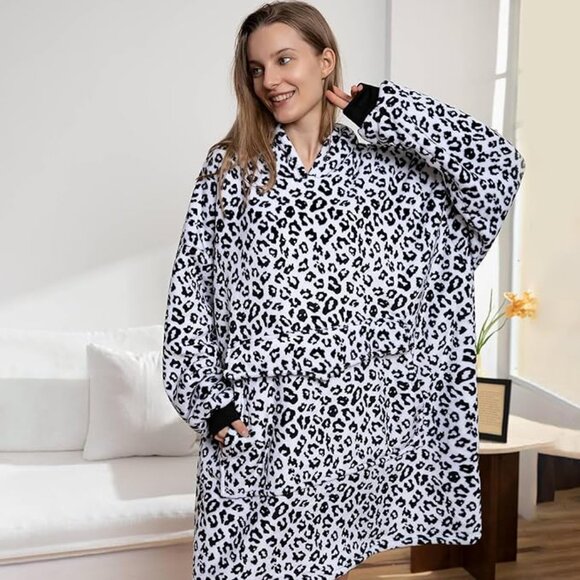NWT Oversized Wearable Blanket Hoodie - Picture 2 of 6